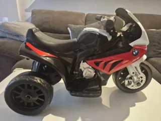 Moto eléctrica infantil BMW