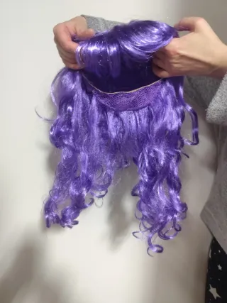 Peluca disfraz morada con flequillo
