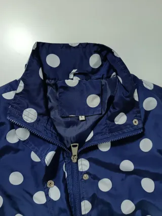 Chubasquero / Parka azul marino de lunares talla M