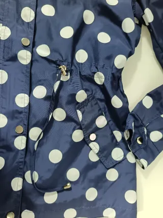 Chubasquero / Parka azul marino de lunares talla M