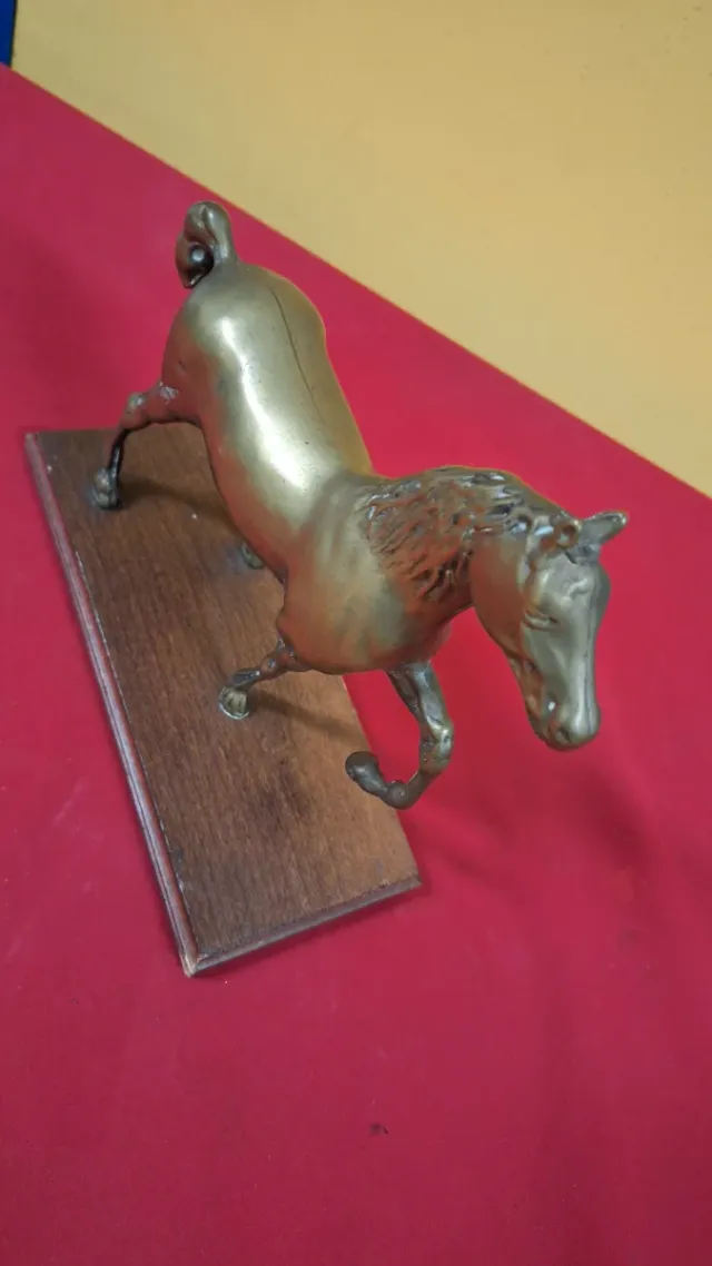 Figura de latón
