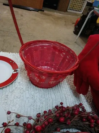 Decoración roja, velón, cojín corazón y varios