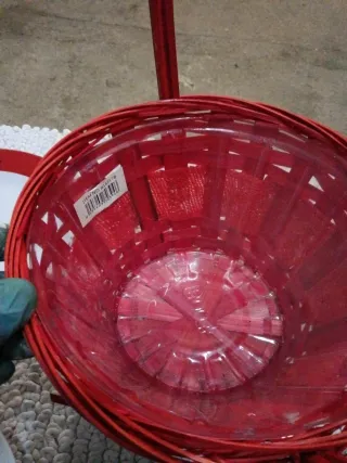 Decoración roja, velón, cojín corazón y varios