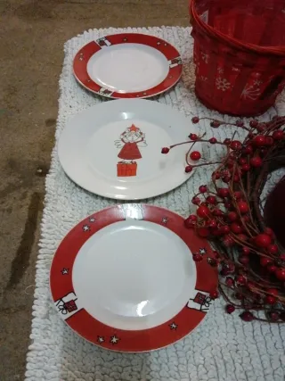 Decoración roja, velón, cojín corazón y varios