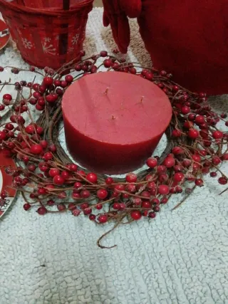 Decoración roja, velón, cojín corazón y varios