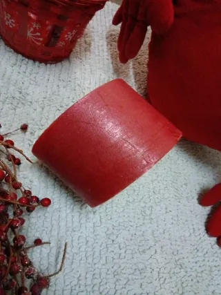 Decoración roja, velón, cojín corazón y varios