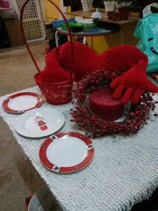 Decoración roja, velón, cojín corazón y varios