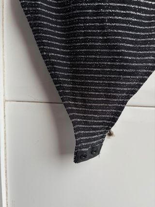 Body negro de rayas plateadas de Bershka Talla XS