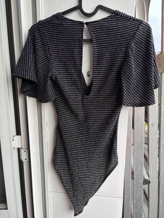 Body negro de rayas plateadas de Bershka Talla XS
