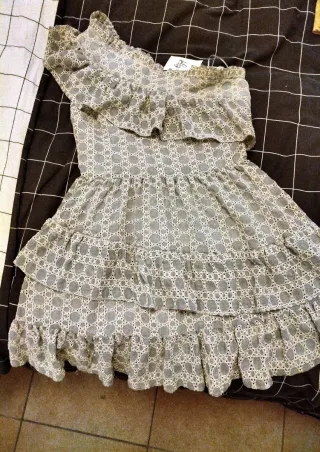 Vestido nuevo con la etiqueta.