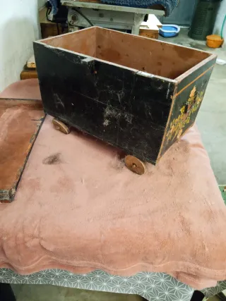 Bauletto antico con ruote da restaurare l.48 h.30
