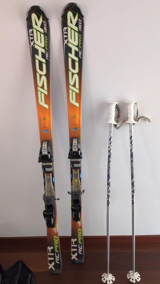 Esquis con bastones y bolsa
