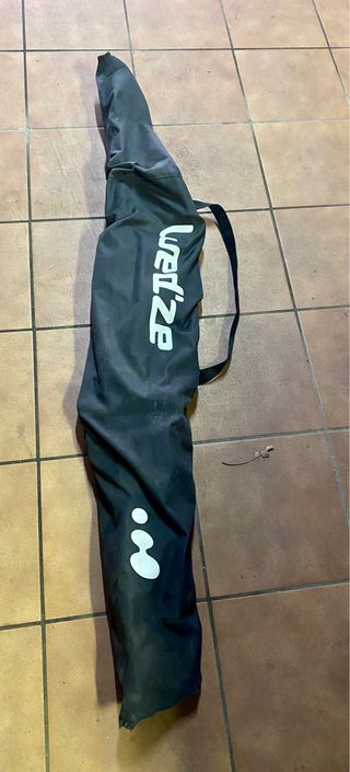 Esquis con bastones y bolsa