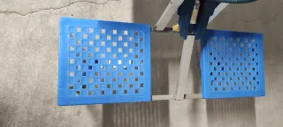 Mesa plegable con sillas de camping.