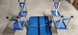 Mesa plegable con sillas de camping.