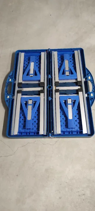 Mesa plegable con sillas de camping.