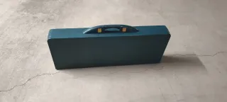 Mesa plegable con sillas de camping.