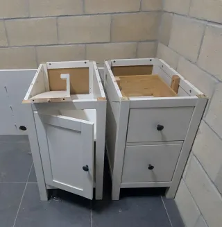 Scrivania Hemmes di Ikea. In legno massello.