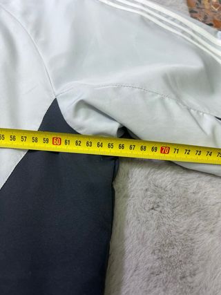 Cortavientos Adidas vintage de los 2000