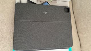 Logitech Combo Touch Custodia con Tastiera per iPad Pro 12.9