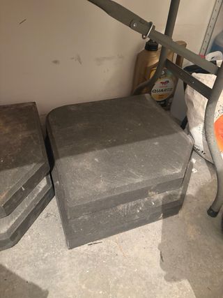 Parasol casi nuevo (290x290) + 4 pies de piedra