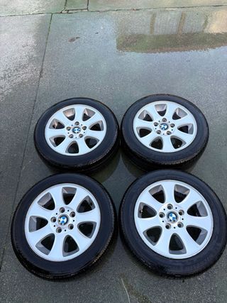 Llantas BMW con neumáticos nuevos.
