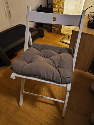 Sillas plegables blancas de madera. Ikea.
