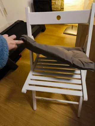 Sillas plegables blancas de madera. Ikea.