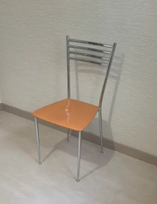 Conjunto de 4 sillas, asiento de madera.