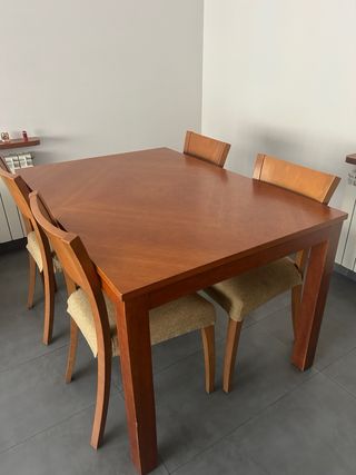 Conjunto mueble comedor y mesa con 4 sillas.