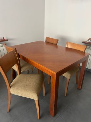 Conjunto mueble comedor y mesa con 4 sillas.