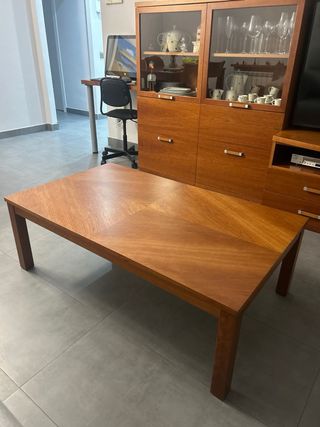 Conjunto mueble comedor y mesa con 4 sillas.