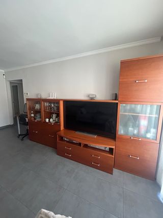 Conjunto mueble comedor y mesa con 4 sillas.