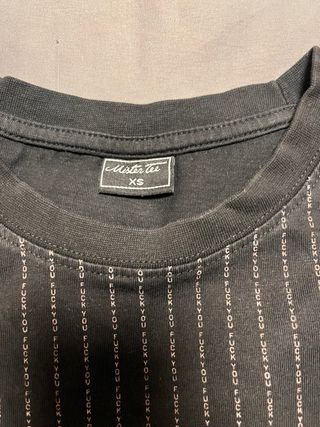 Camiseta negra con letra pequeña Mister Tee