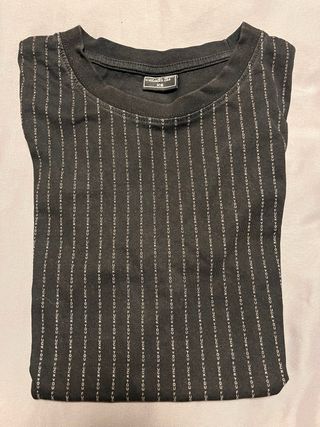 Camiseta negra con letra pequeña Mister Tee