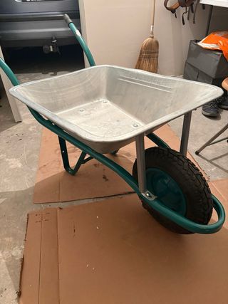 Carretilla y herramientas de jardin/campo