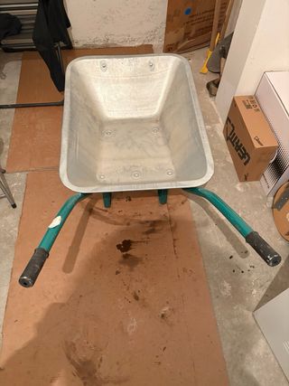 Carretilla y herramientas de jardin/campo