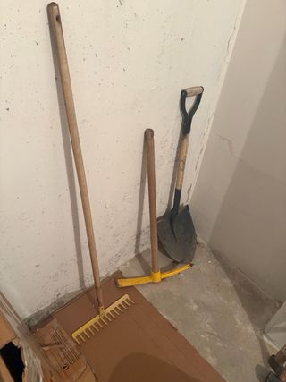 Carretilla y herramientas de jardin/campo