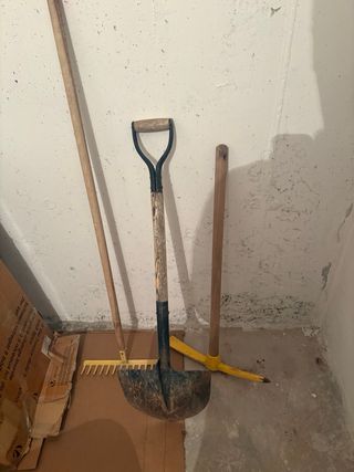 Carretilla y herramientas de jardin/campo