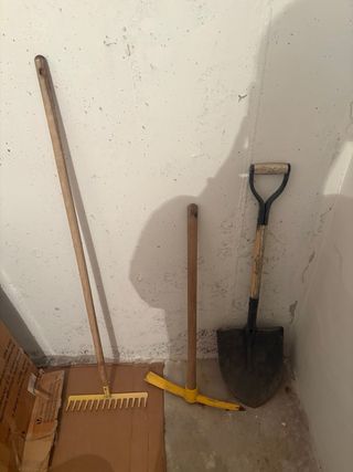 Carretilla y herramientas de jardin/campo