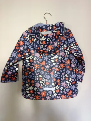 Chubasquero. Talla 18-24 meses.
