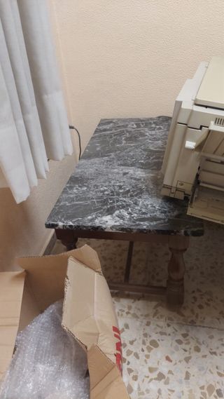 Mesa de madera con tapa de mármol