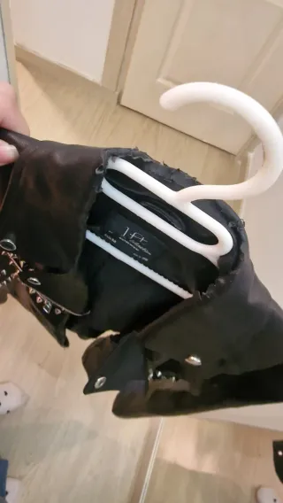 Chaqueta cuero pinchos negra