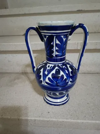 Jarrón cerámica en azul y blanco,