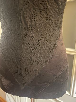 Body in pizzo nero scollo a V