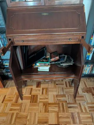 Secreter con vitrina (bureau) de madera