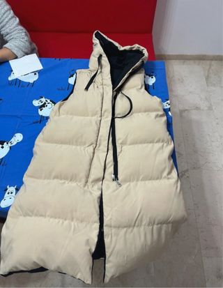 Chaquetón largo acolchado sin mangas y reversible