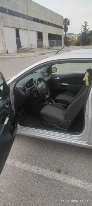 Ford Fiesta 2005 1.4 gasoline. Buen cuidado. Et. B