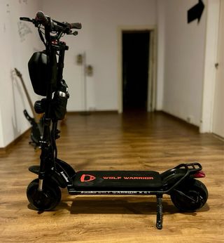 Se vende este patinete eléctrico como nuevo.