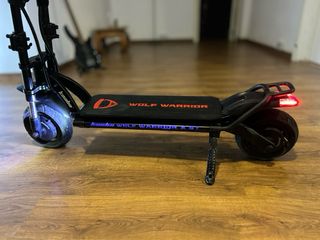 Se vende este patinete eléctrico como nuevo.